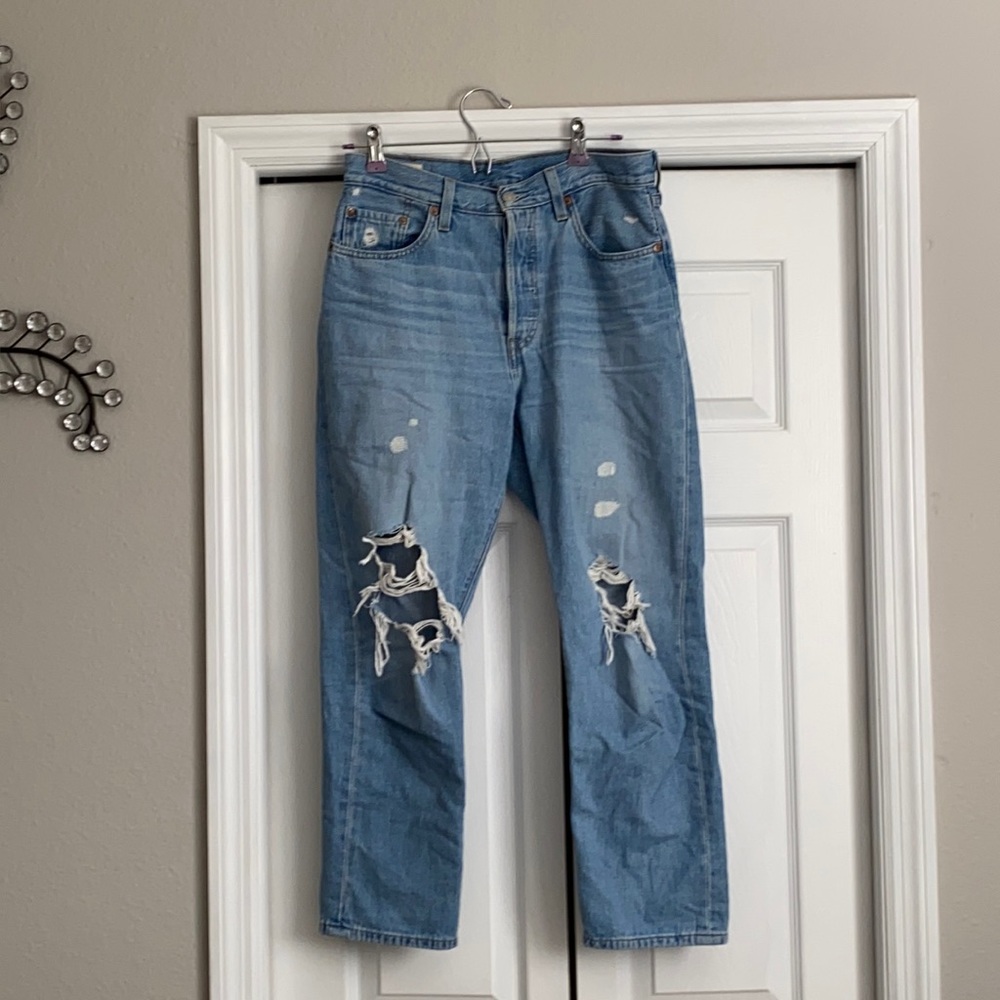 Gently worn Lev’s 501 cropped jeans.  5 button fly